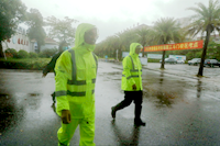 你們執(zhí)筆縱劍，馳騁考場；我們?nèi)σ愿埃诒┯曛斜ｑ{護航